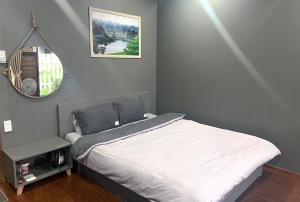 um pequeno quarto com uma cama e um espelho em Thanh Bình Homestay em Khu Chi Lăng