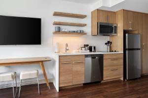 キング・オブ・プラシャにあるElement Valley Forge King of Prussiaのキッチン(ステンレス製の電化製品、テーブル付)