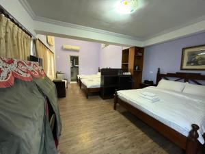 吉安的住宿－洄瀾灣民宿，酒店客房配有两张床和一张书桌