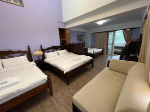 a hotel room with two beds and a couch at Hualien Bay in Ji'an