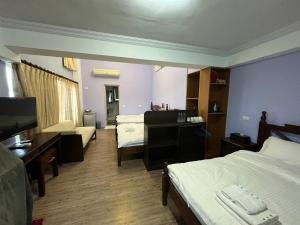 a hotel room with a bedroom with a bed and a desk at Hualien Bay in Ji'an