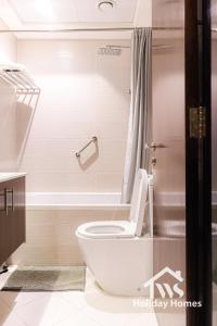 een badkamer met een toilet en een douche bij The Urban Oasis - Serenity in Dubai
