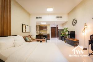 een slaapkamer met een groot bed en een woonkamer bij The Urban Oasis - Serenity in Dubai