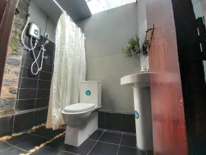 a bathroom with a toilet and a sink at Lake Breeze in Nuwara Eliya