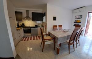 Kuchyň nebo kuchyňský kout v ubytování Apartments Mari