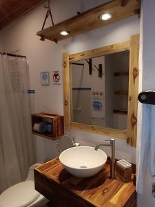 La salle de bains est pourvue d'un lavabo, de toilettes et d'un miroir. dans l'établissement Hotel Casa Sattva- Bed & Breakfast, à Rincón