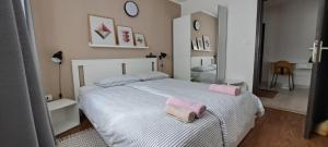 Postel nebo postele na pokoji v ubytování Apartments Mari