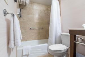 Um banheiro em Four Points by Sheraton Melville Long Island