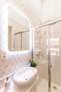 y baño blanco con lavabo y ducha. en Luxurious Central Apartment in Liszt Ferenc Square, en Budapest