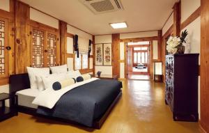 ein Schlafzimmer mit einem großen Bett in einem Zimmer in der Unterkunft Hanok Stay Namwonyechon by Kensington in Namwon