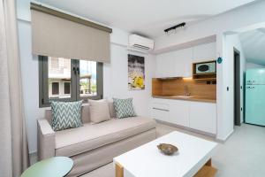 - un salon avec un canapé et une table dans l'établissement Aerino Luxury Villas, à Chrysi Ammoudia