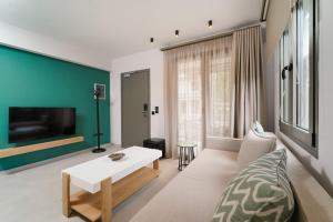 赫里西安蒙達的住宿－Aerino Luxury Villas，带沙发和电视的客厅