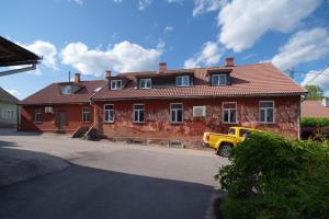 un camion giallo parcheggiato di fronte a una casa di Posti studio apartment a Paide