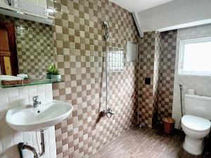 y baño con lavabo y aseo. en Lilac Cottage Homestay en Phu Quoc