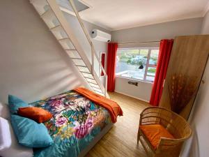 Un dormitorio con una litera y una escalera. en Tranquil Waterfront Hideaway with Stunning Views, en Ciudad del Cabo 55 fotos más