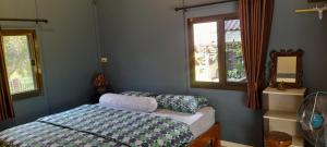 Postel nebo postele na pokoji v ubytování บ้านลูกจัน Bann Lookjan Trat
