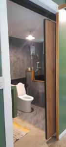 Koupelna v ubytování บ้านลูกจัน Bann Lookjan Trat + 22 fotografií