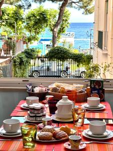 una mesa con comida y vistas al océano en Amalfi Coast Boutique apartment -sea view - AQUAMARINA en Minori