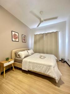 a bedroom with a bed and a ceiling fan at Modern Stylish Apartment (Seaview) near KTCC Mall. in Kuala Terengganu