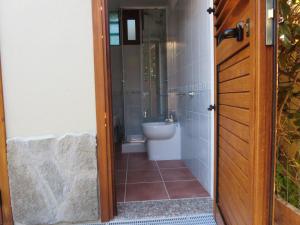 une salle de bains avec toilettes et douche en verre dans l'établissement Villetta Sunrise 21, à Costa Rei