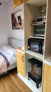 Kuhinja oz. manjša kuhinja v nastanitvi Tiny Home - Redbird