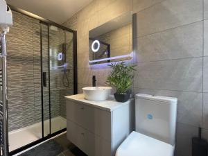 Ένα μπάνιο στο Welcome to Serenity Central! New Listing Discount! +21 φωτογραφίες