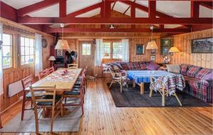 ein Wohnzimmer mit einem Tisch und einem Sofa in der Unterkunft Pet Friendly Home In Fvang With Kitchen in Tromsnes