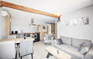 ein Wohnzimmer mit einem Sofa und einem Tisch in der Unterkunft Beautiful Home In Fourques With Kitchen in Fourques