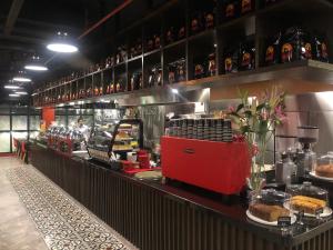 una cocina con una encimera con aasteryasteryasteryasteryasteryasteryasteryasteryasteryasteryasteryastery en Travelodge Bukit Bintang en Kuala Lumpur