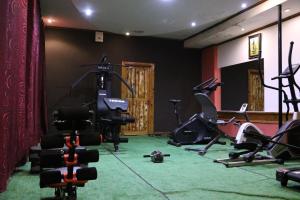 un gimnasio con equipamiento de ejercicio en una habitación en Brooks Lodge, en Nakuru