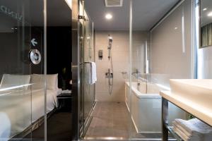 台北的住宿－安庭台北商旅，带淋浴、盥洗盆和浴缸的浴室