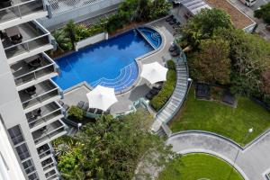 an overhead view of a swimming pool next to a building at Meriton Suites Broadbeach in Gold Coast