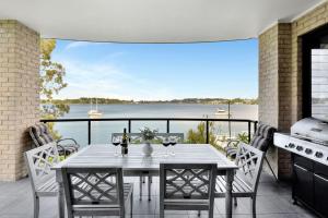 Balkón alebo terasa v ubytovaní Water's Edge Apartment 1 absolute waterfront at Fishing Point on Lake Macquarie