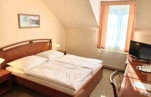 Postel nebo postele na pokoji v ubytování Hotel Bílý Beránek Kralovice + 37 fotografií