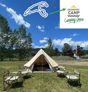 namiot z 4 krzesłami na polu w obiekcie GrandPrixCamp closest to the track including track view w mieście Stavelot