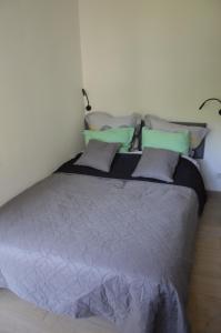 a bedroom with a large bed with pillows at Maisonette Vallée de l'Automne Streaming & Vinyles 