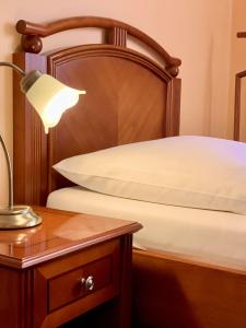 Postel nebo postele na pokoji v ubytování Hotel Bílý Beránek Kralovice