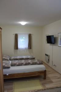 Un dormitorio con una cama con almohadas. en Ferienwohnung Kutrowatz, en Rohrbach bei Mattersburg