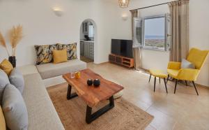 sala de estar con sofá y mesa en El Verano Hideaway, en Imerovigli