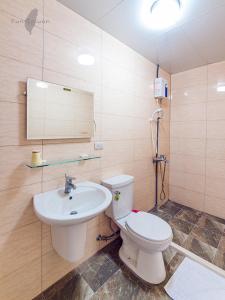 a bathroom with a toilet and a sink at 巨缿民宿巨象民宿 in Sanyi