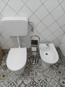 ジャルディーニ・ナクソスにあるCasa Vanni Appartamento vicino al mareのバスルーム(トイレ、洗面台付)
