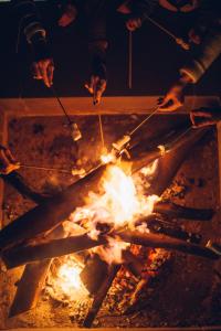 un grupo de personas de pie sobre un fuego en Kamagu Safari Lodge en Touwsrivier
