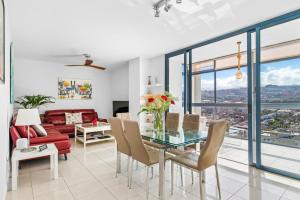 sala de estar con mesa de cristal y sillas en Luxury Flat in Skyscraper, en Santa Cruz de Tenerife