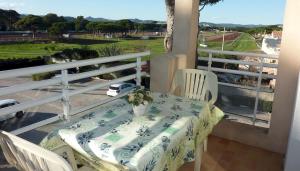 Balkon lub taras w obiekcie Studio résidence BONA, vue hippodrome et mer, clim
