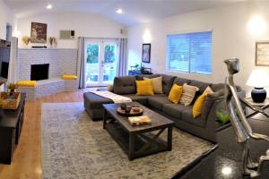 uma sala de estar com um sofá e uma mesa em 3 BR + Near Venice Beach + Redecorated + Nice Backyard with BBQ em Los Angeles