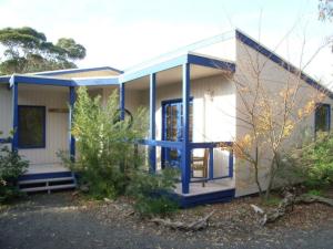 een klein huis met blauwe rand bij 51 Grossard Point Road in Ventnor