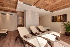 a room with four chairs and a table at Ferienwohnung Sonnegg in Saltusio