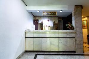 Urbanview Hotel P Residence Asemka في جاكرتا: منطقة استقبال مطعم في مبنى