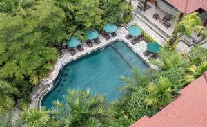 Der Swimmingpool an oder in der Nähe von Sakti Garden Resort & Spa
