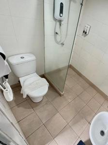 e bagno con doccia, servizi igienici e lavandino. di Seeds Hotel PV128 Setapak a Kuala Lumpur